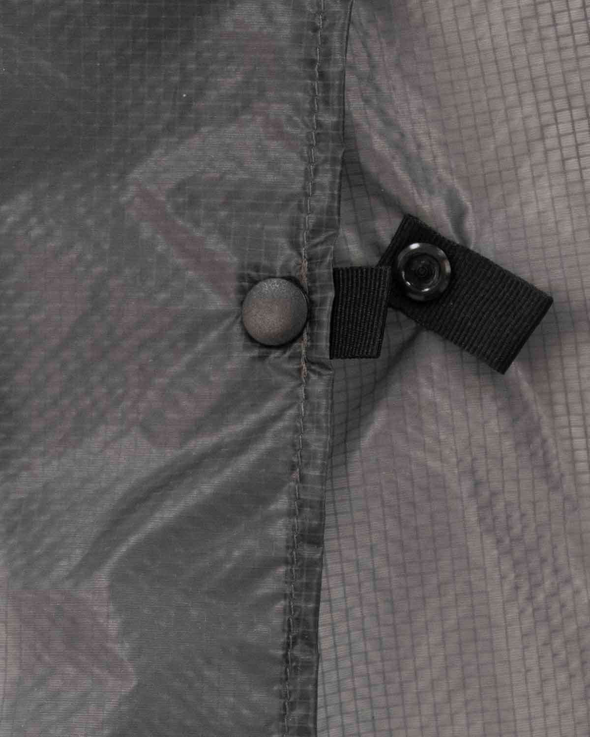 Enlightened Equipment Rain Wrap|公式画像 スナップボタンとタイアウトループの詳細