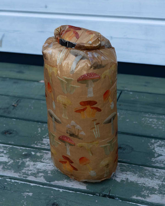 High Tail Designs Roll-Top Stuff Sack|Ash Ryan Botany Poster|中身を入れた使用イメージ