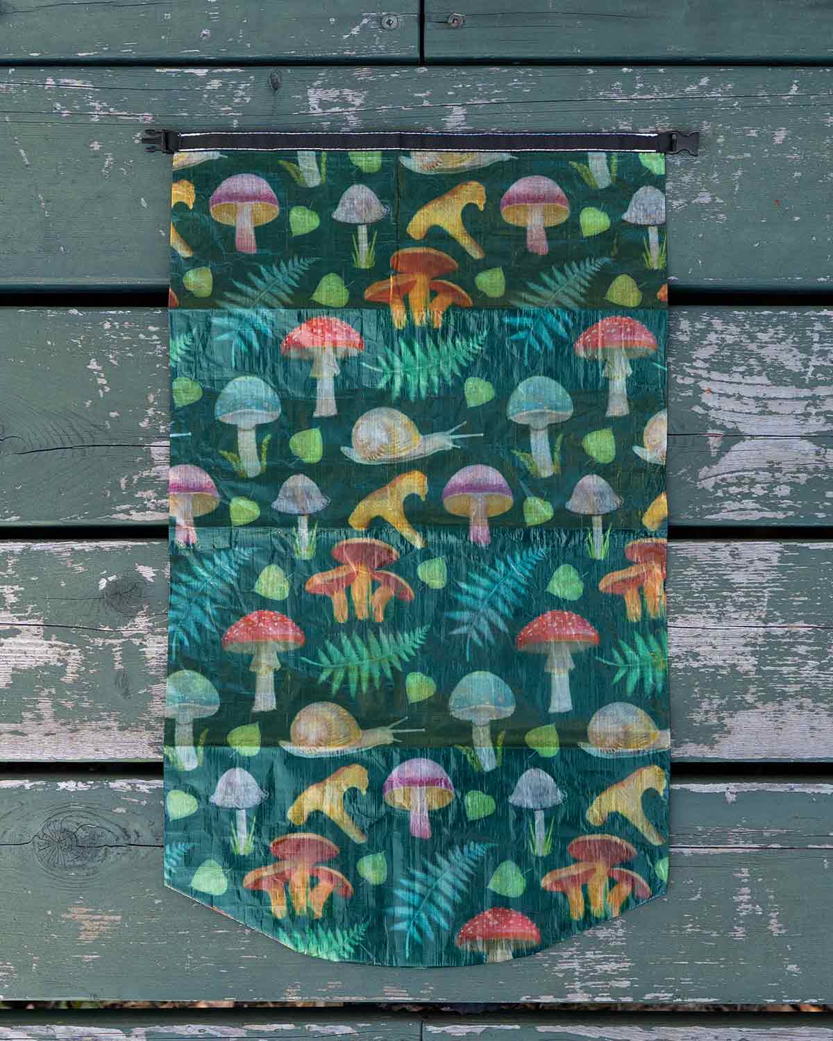 High Tail Designs Roll-Top Stuff Sack|Ash Ryan Forest Mushroom|Large サイズ 平置き