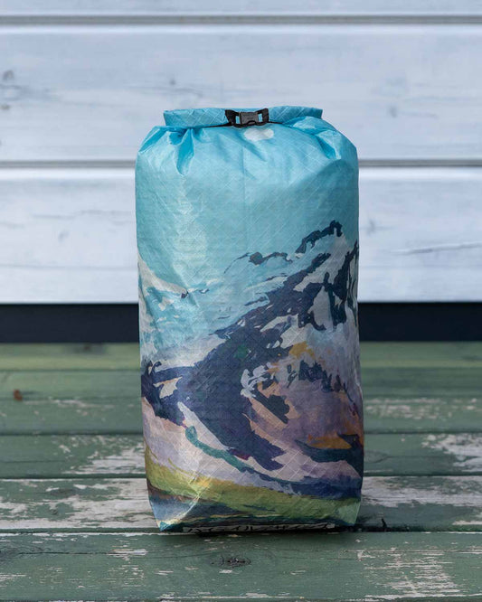 High Tail Designs TX50 Stuff Sacks Medium|Hannah Beimborn Snowy Mountain Drive|ロールトップスタッフサック使用イメージ