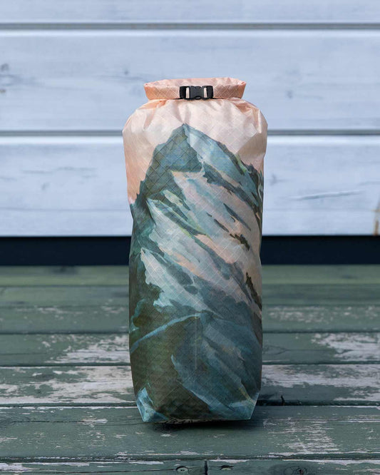 High Tail Designs TX50 Stuff Sacks Small|Hannah Beimborn Mountain Glow|ロールトップスタッフサック使用イメージ