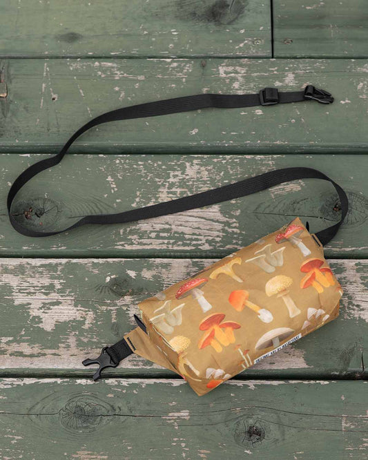 High Tail Designs|Ultralight Fanny Pack|Ash Ryan Botany Poster|ストラップ全体が分かる使用イメージ