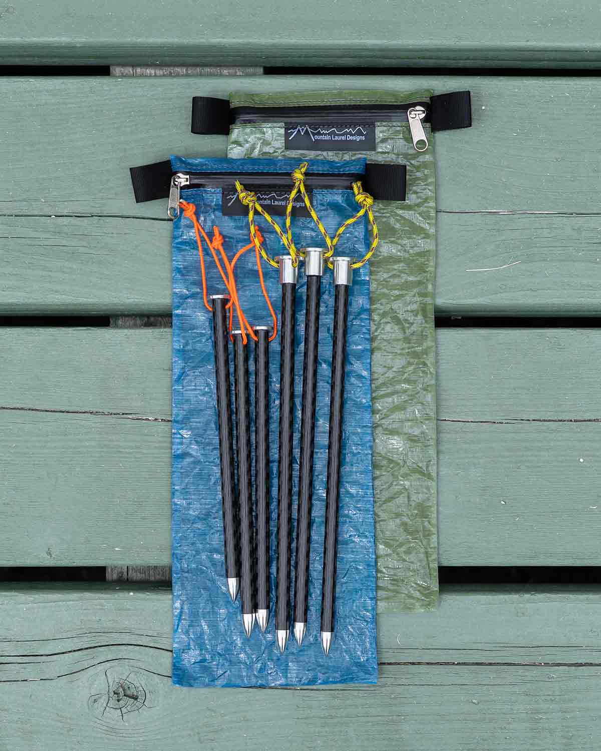 Mountain Laurel Designs Carbon Fiber NanoNail Tent Stakes|DCF ZIP STAKE SACKとのサイズ比較