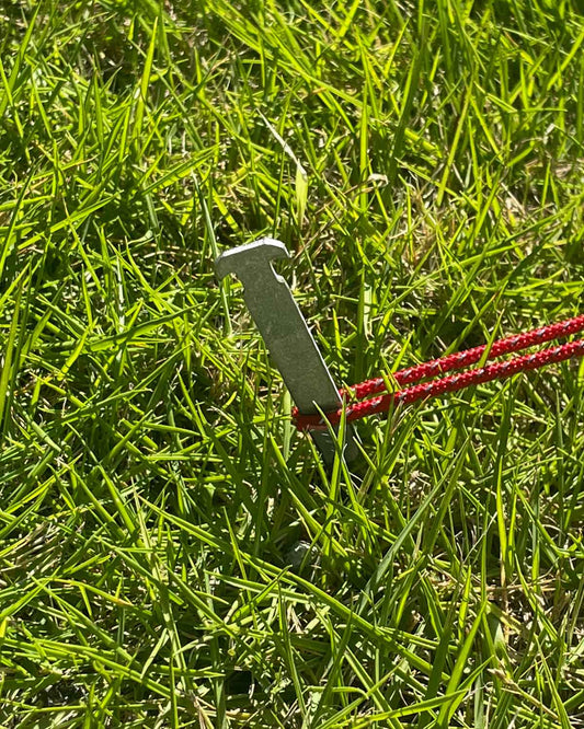 SULUK46 Atani Titanium Tent Stakes|使用イメージ| 地面に刺したチタンペグ