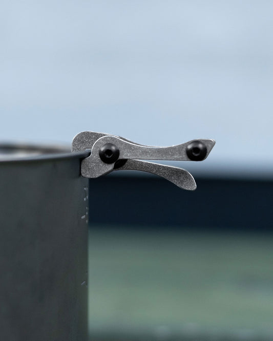 Suluk46 Mikasa ポットリフター Small Raw|軽量アルミ製クッカーリフター ポット装着イメージ