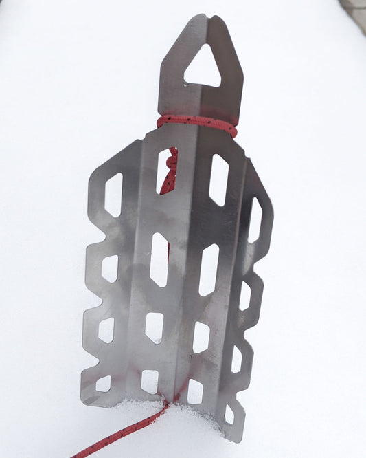 Suluk46 Olik Titanium Snow Stakes|公式使用イメージ 雪中ガイロープ固定