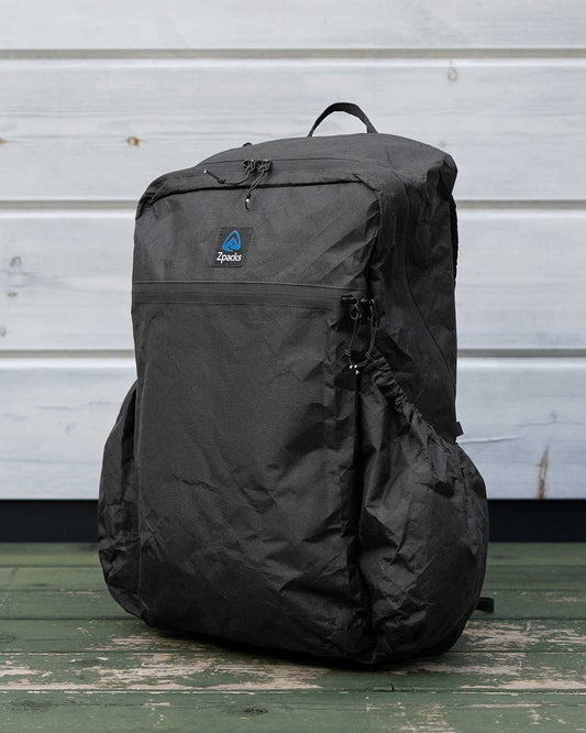 Zpacks Bagger Ultra 25L Backpack|製品画像|斜めからのビュー(Jet Black)