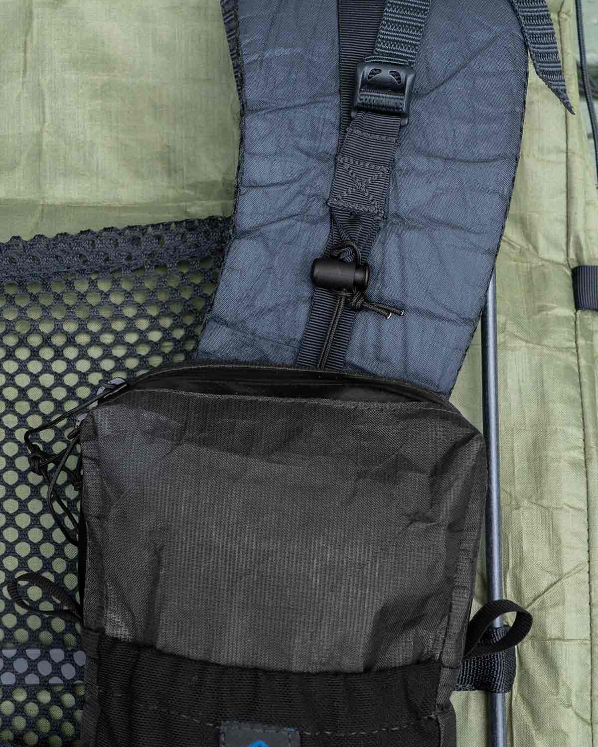 Zpacks Shoulder Pouch w/ Zipper|Jet Black Ultra Loop Toggleによる固定方法