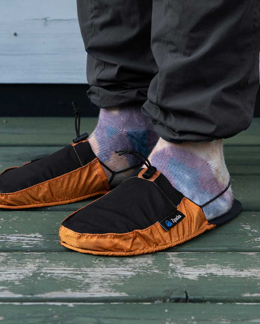 Zpacks Ultralight Camp Shoes|着用イメージ(Burnt Orange)