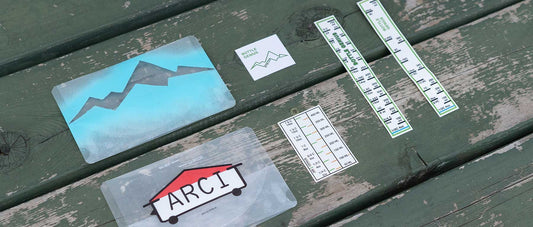 木製テーブルの上に並べられた HYKLYF の Pika Bowl と Bottle Genius の JAR Genius メジャーステッカー。