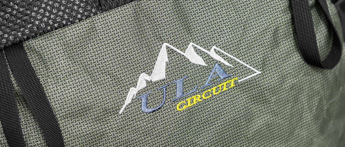 ULA Equipment Circuit｜25周年モデルの刺繍ロゴとHunter Green生地のディテール