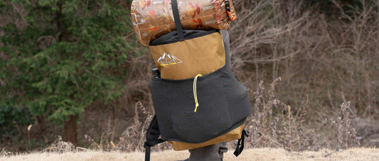 ULA Equipment Packrat｜トップストラップにスタッフサックを固定した使用イメージ