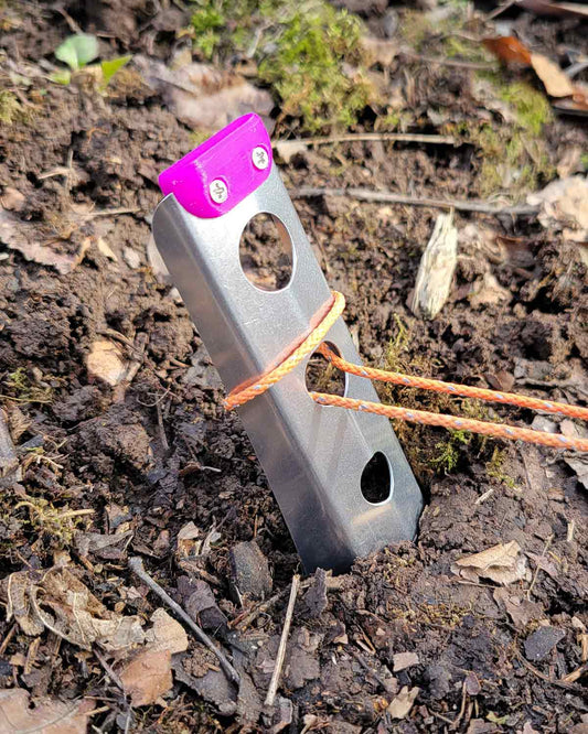 BoglerCo Ultralight Backpacking Trowel｜公式使用イメージ（ピンク）ペグ利用の様子