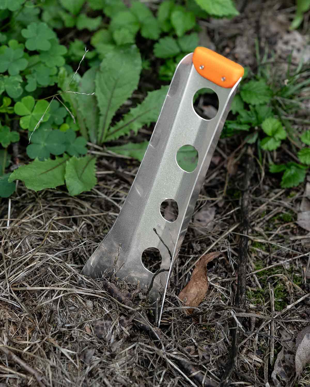 BoglerCo Ultralight Backpacking Trowel｜地面に差し込んだ使用イメージ