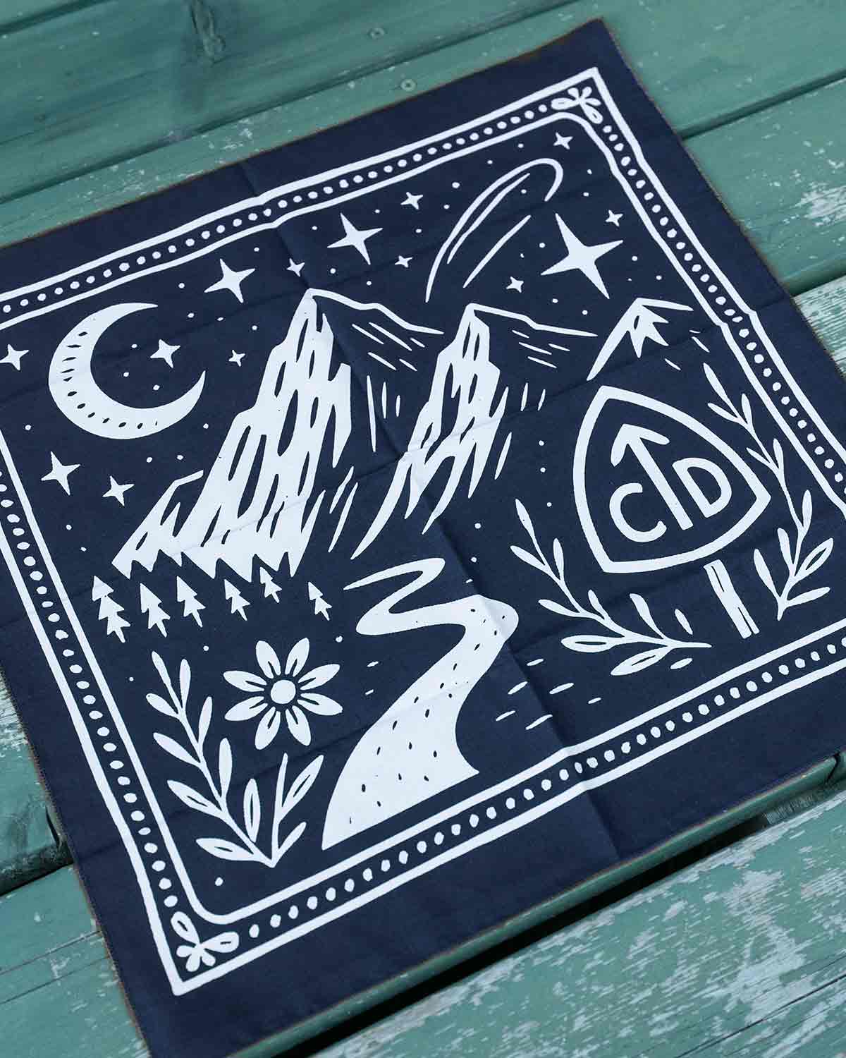 CDT Dark Sky Bandana｜斜めから見た製品画像（Navy Blue）