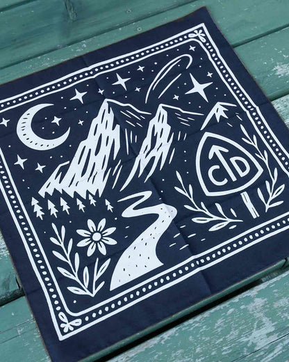CDT Dark Sky Bandana｜斜めから見た製品画像（Navy Blue）