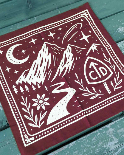 CDT Dark Sky Bandana｜斜めから見た製品画像（Wine Red）