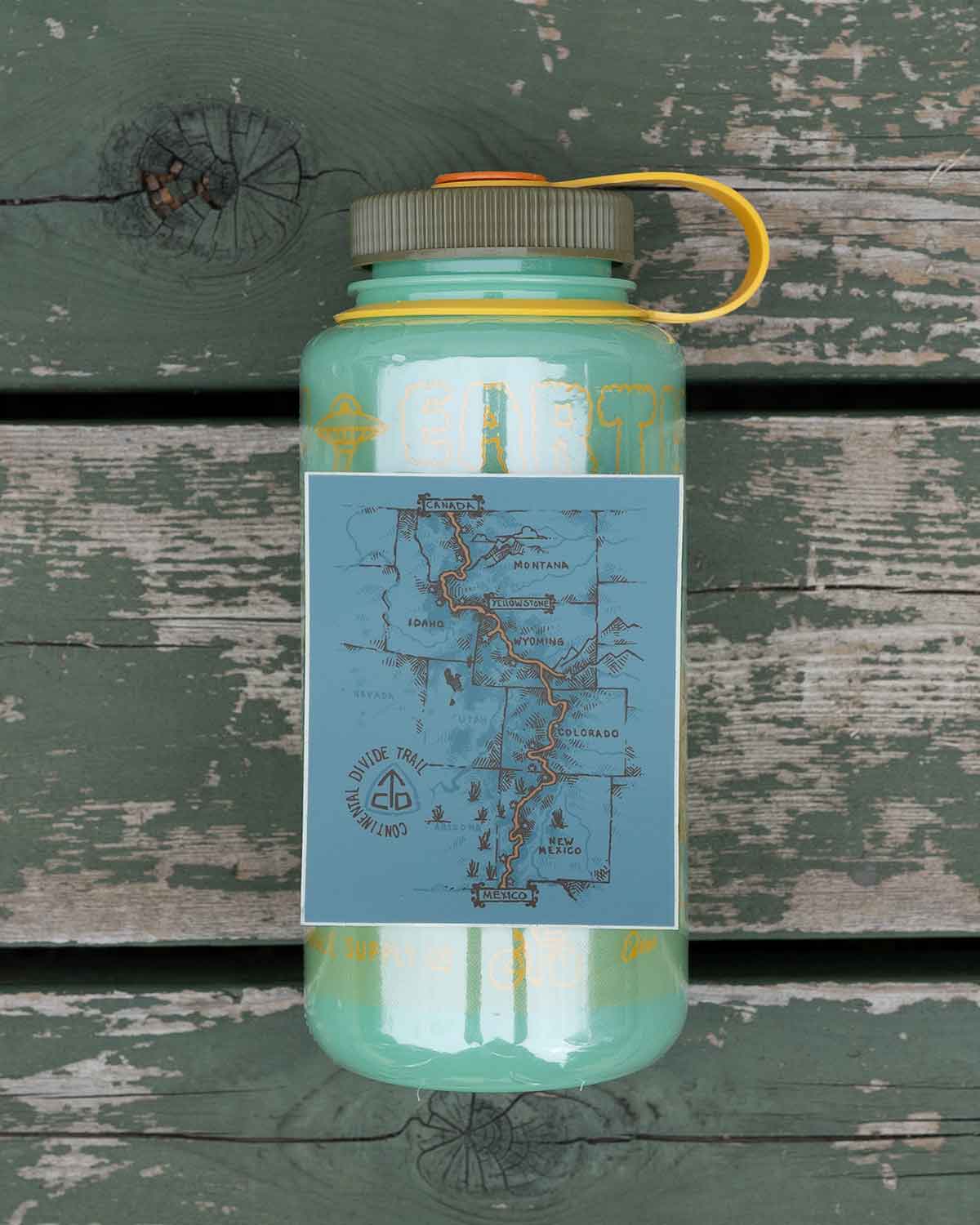 CDT Trail Map Sticker｜公式ステッカー製品画像｜ナルゲンボトル1Lとのサイズ比較