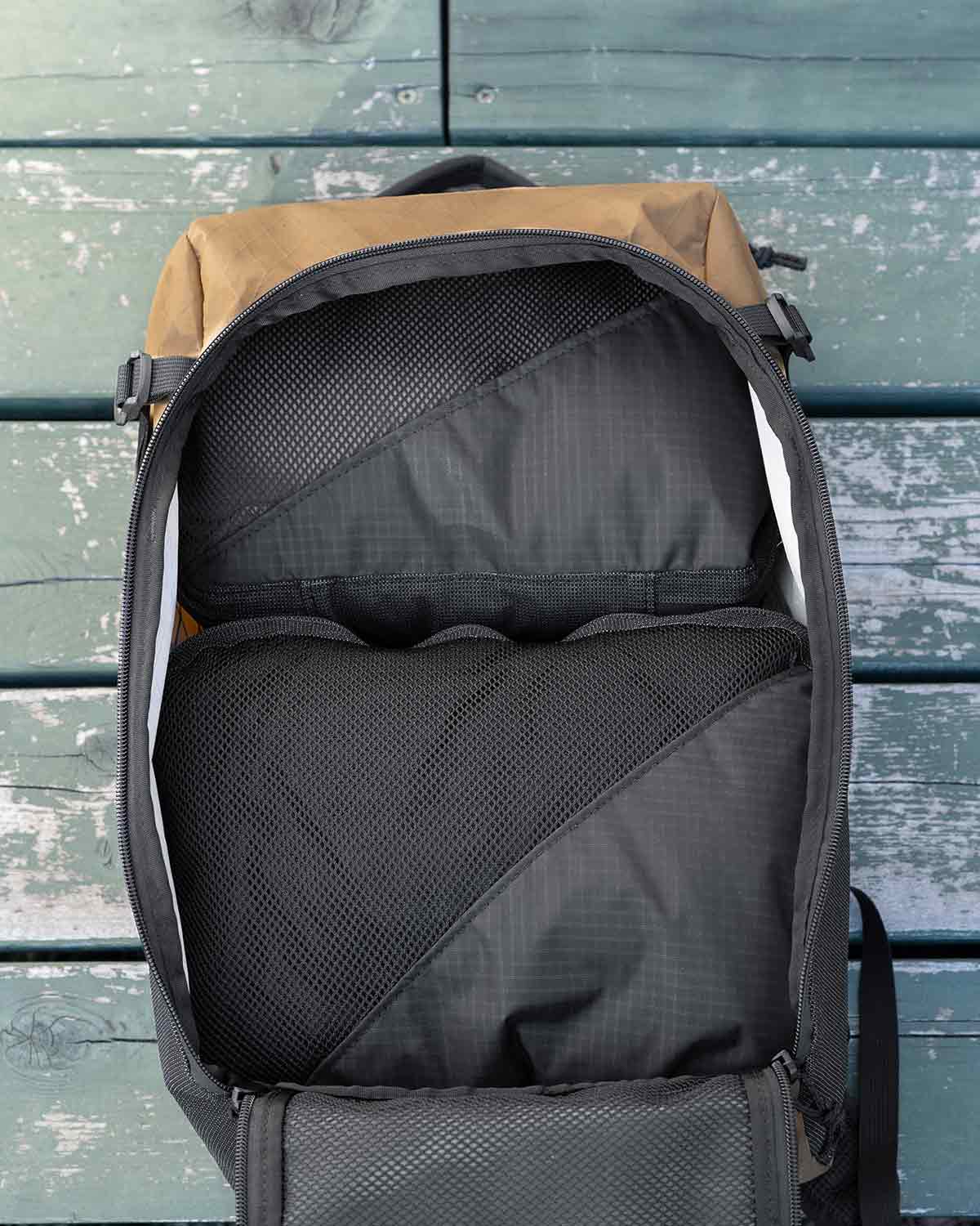 ULA Equipment Conforming Compression Cubes｜Dragonfly に Medium と Large を収納した使用イメージ