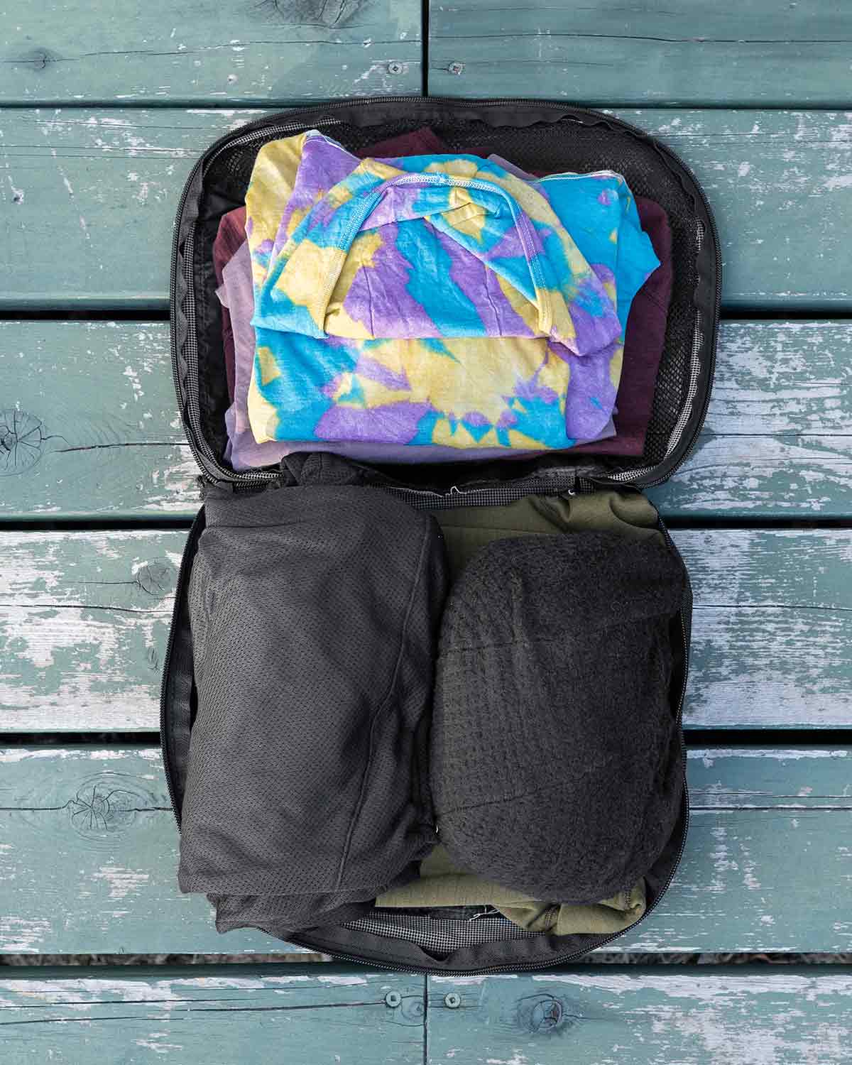 ULA Equipment Conforming Compression Cubes Large｜収納できるアイテム例（使用イメージ）