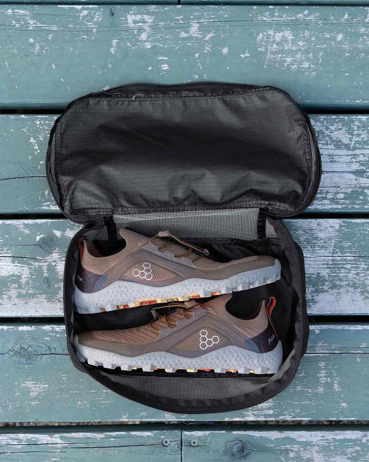 ULA Equipment Conforming Compression Cubes Shoe｜収納できるアイテム例（使用イメージ）