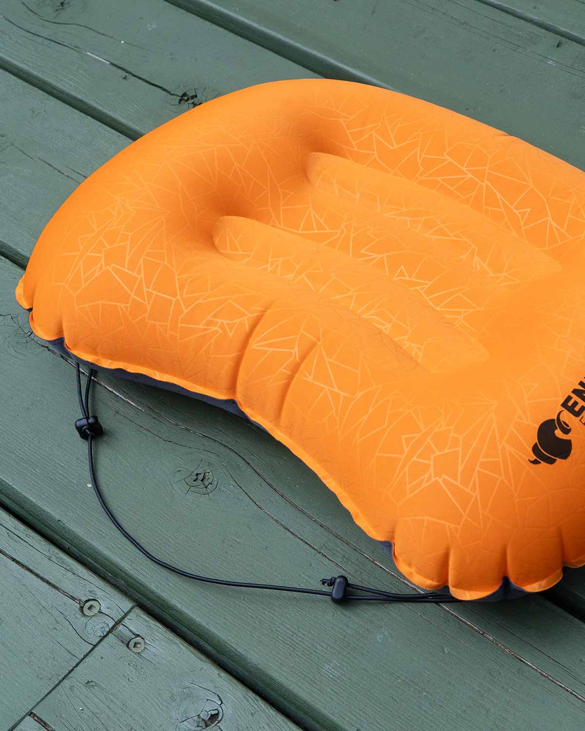 Enlightened Equipment Cloud 9 UL Pillow｜表面の素材感と枕固定コード