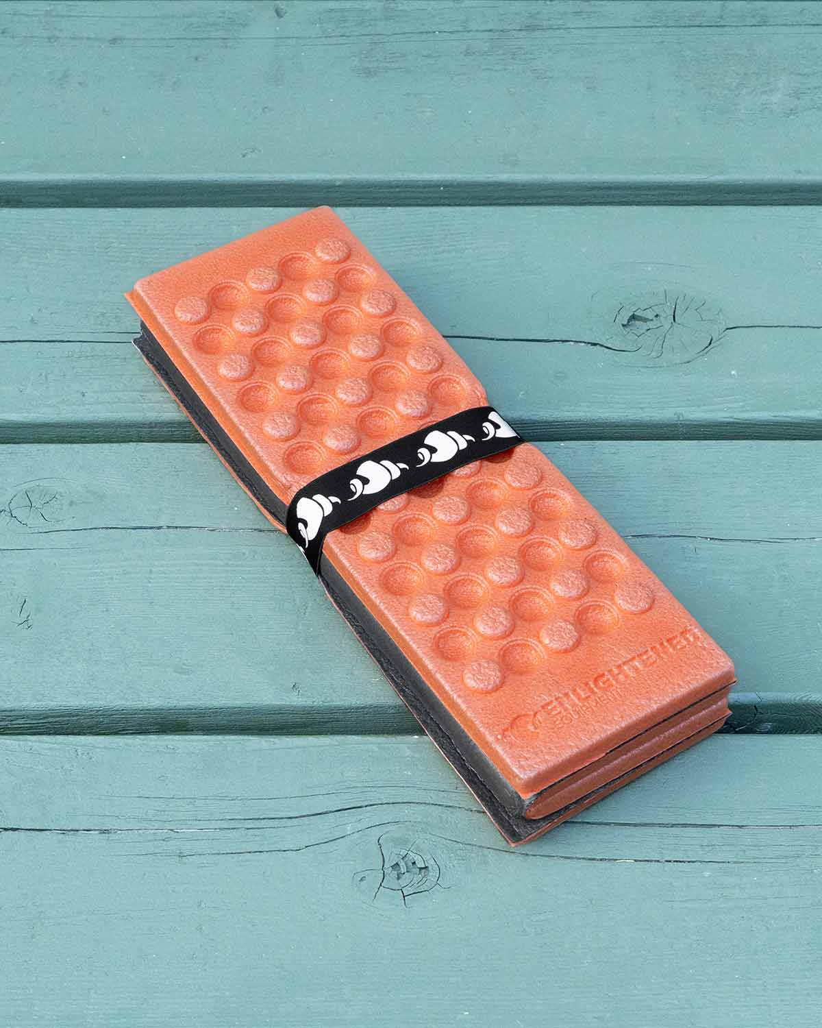 Enlightened Equipment EE Sit Pad｜エラスティックストラップで固定した状態
