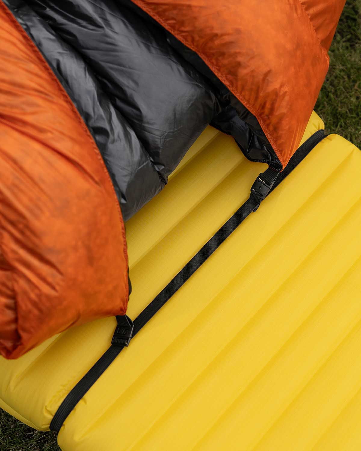 Enlightened Equipment Elastic Pad Straps｜ループストラップをスリーピングマットに取り付けた状態