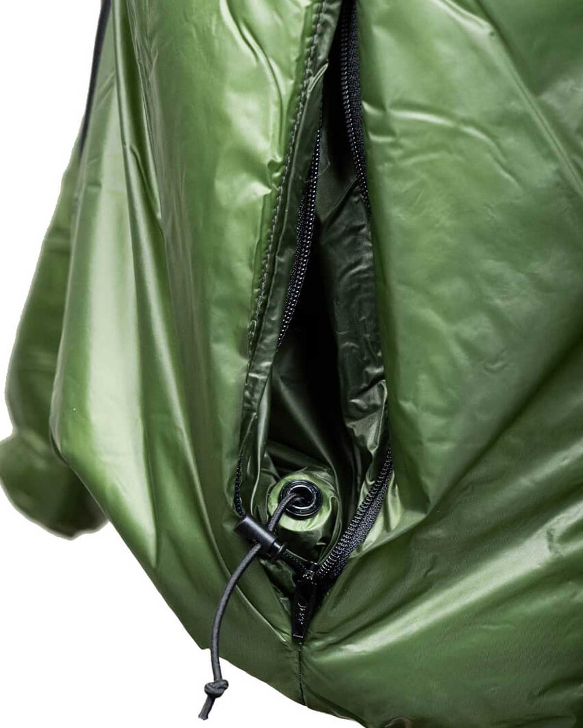 Enlightened Equipment Men's Torrid Jacket（Forest）｜ポケット内のウエストアジャスターのディテール（公式画像）