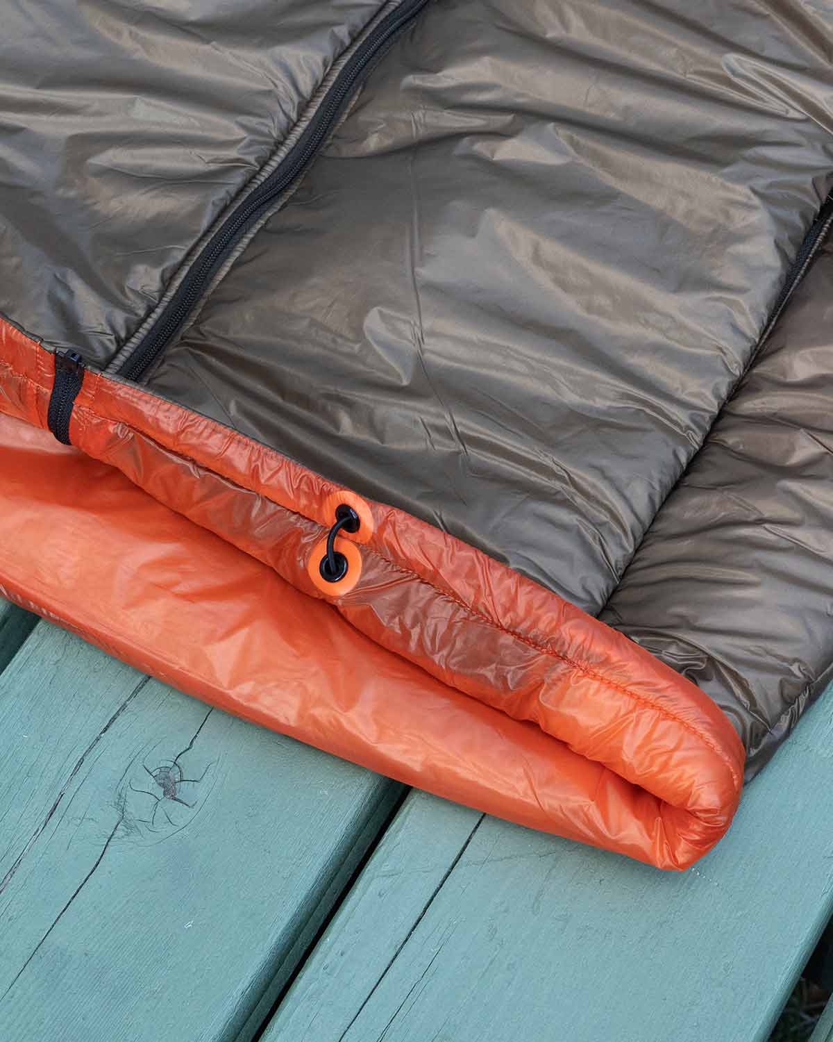 Enlightened Equipment Men's Torrid Jacket（Graphite）｜インナー素材と裾アジャスターのディテール