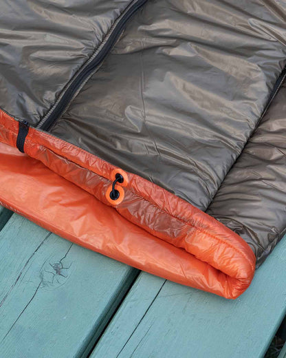 Enlightened Equipment Men's Torrid Jacket（Graphite）｜インナー素材と裾アジャスターのディテール
