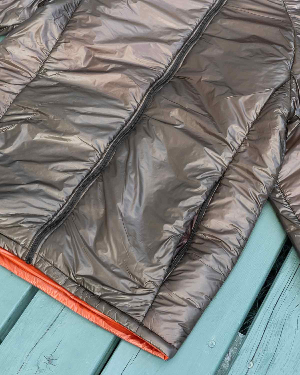 Enlightened Equipment Men's Torrid Jacket（Graphite）｜ジップとポケットのディテール