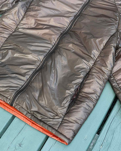 Enlightened Equipment Men's Torrid Jacket（Graphite）｜ジップとポケットのディテール