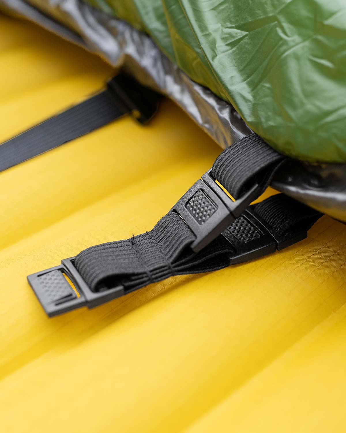 Enlightened Equipment Quilt Layering Adapter｜キルトにアダプターを装着した使用イメージ