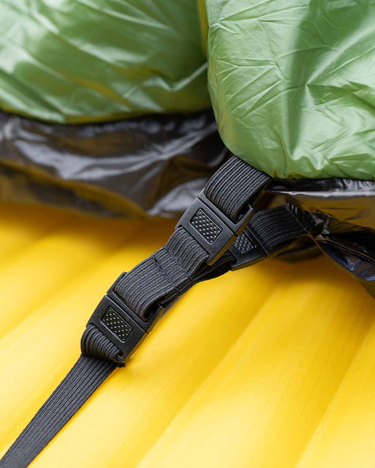 Enlightened Equipment Quilt Layering Adapter｜キルトにアダプターを取り付けてパッドストラップに固定した状態