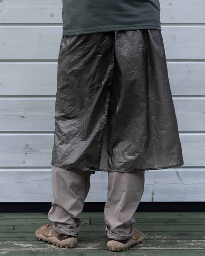 Enlightened Equipment Rain Wrap｜着用イメージ（背面）