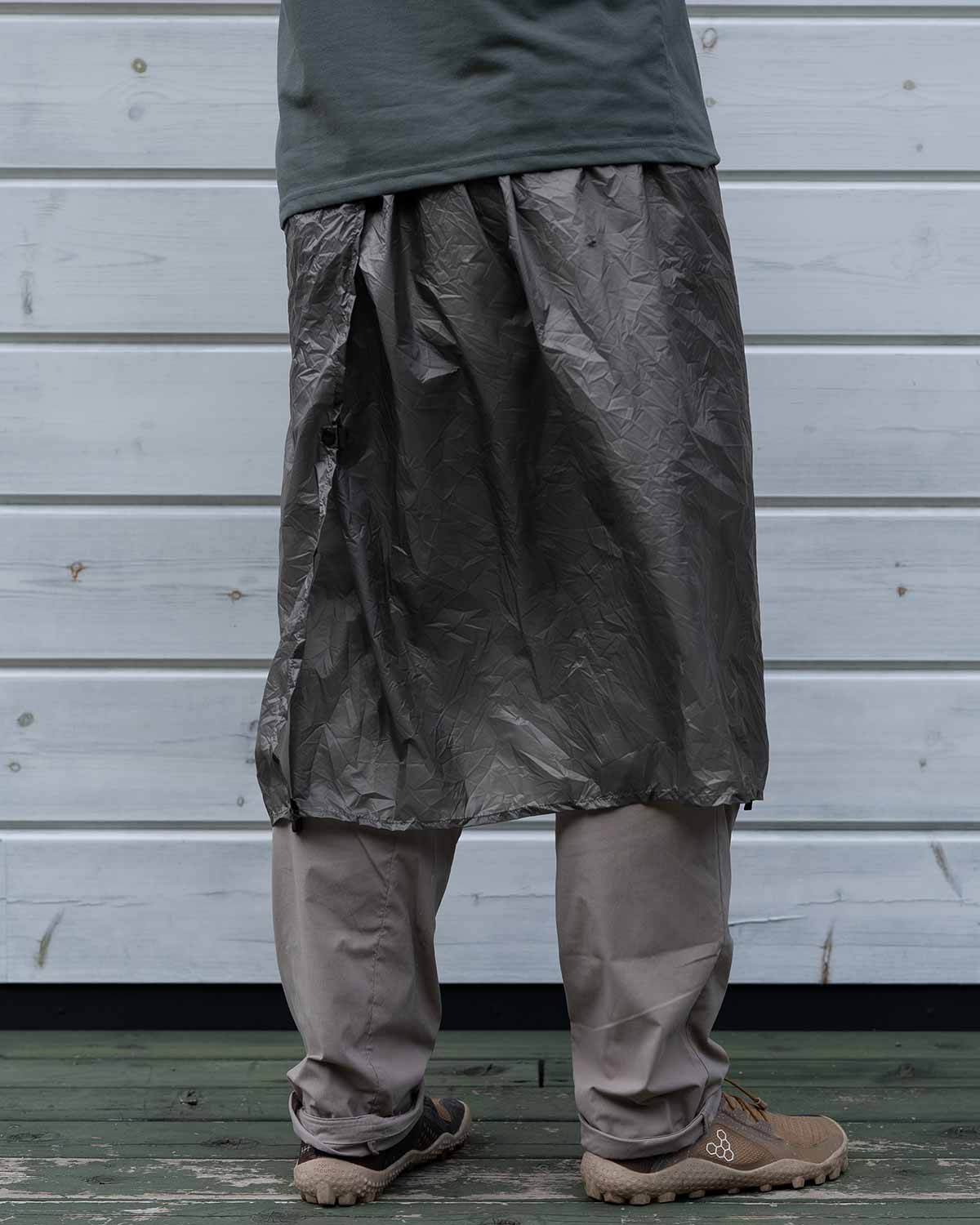 Enlightened Equipment Rain Wrap｜着用イメージ（側面）