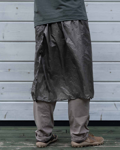 Enlightened Equipment Rain Wrap｜着用イメージ（側面）