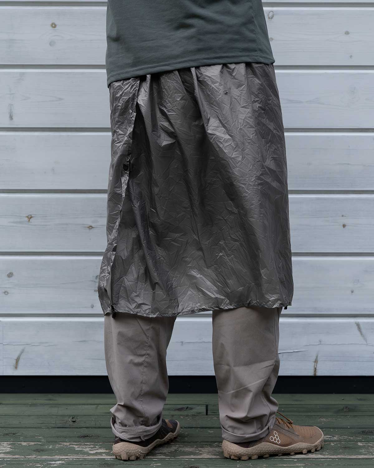 Enlightened Equipment Rain Wrap｜着用イメージ（側面）