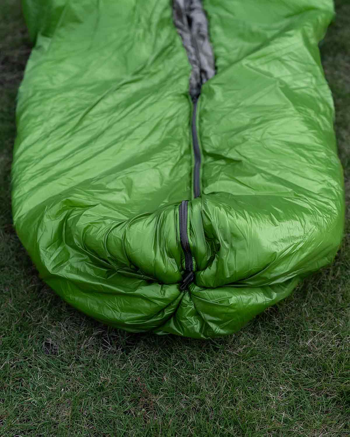 Enlightened Equipment Revelation APEX 30°F スリーピングキルト｜フットボックスを閉じた状態