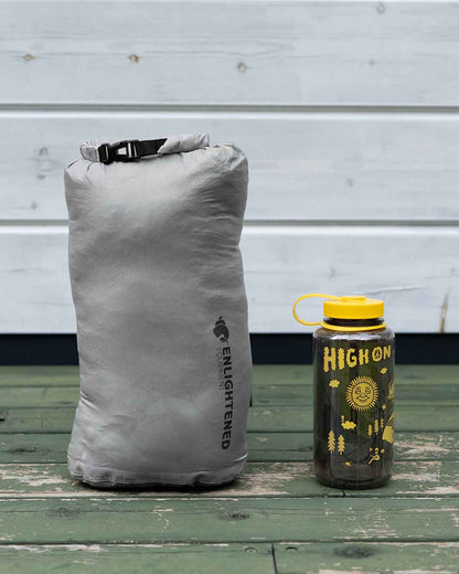 Enlightened Equipment Revelation APEX 40°F スリーピングキルト｜スタッフサック収納時のサイズ（ナルゲン1Lボトルとの比較）