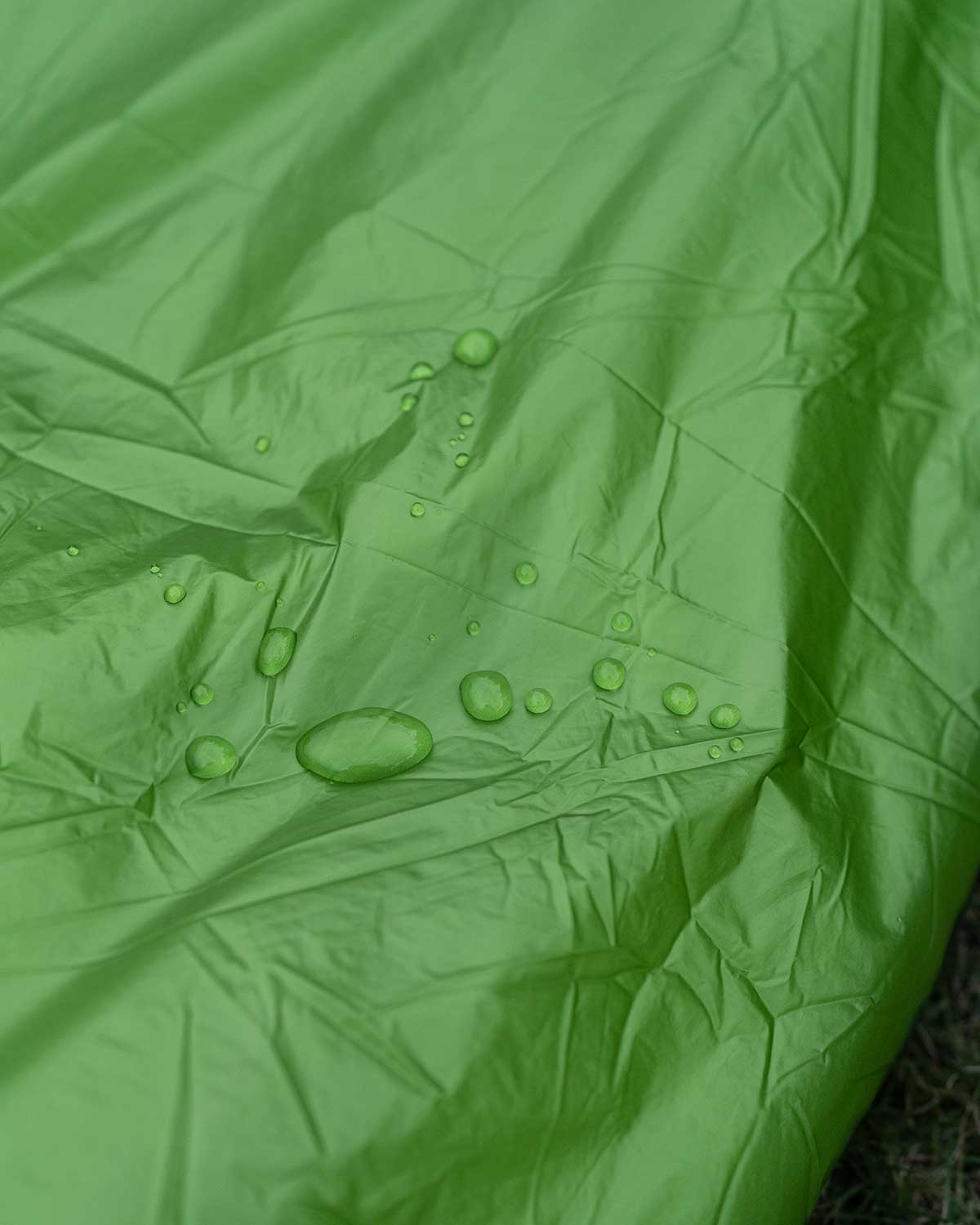 Enlightened Equipment Revelation APEX 40°F スリーピングキルト｜撥水性（水を弾く様子）