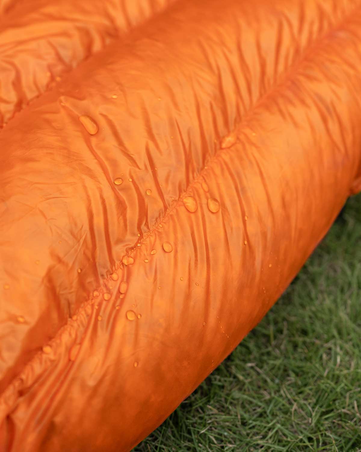 Enlightened Equipment Revelation｜生地の撥水性を示すディテール