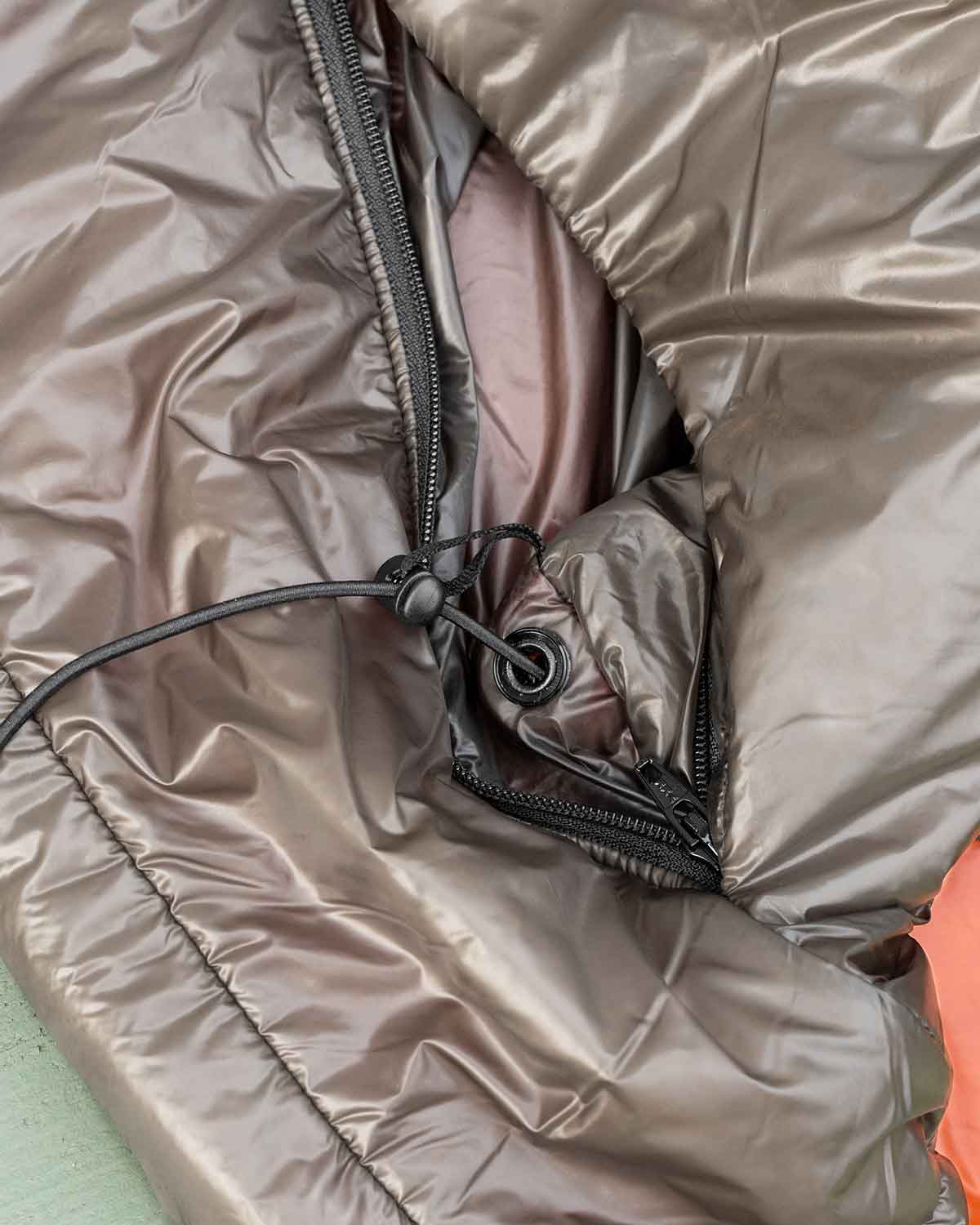 Enlightened Equipment Men's Torrid Jacket｜ポケット内のウエストアジャスターのディテール
