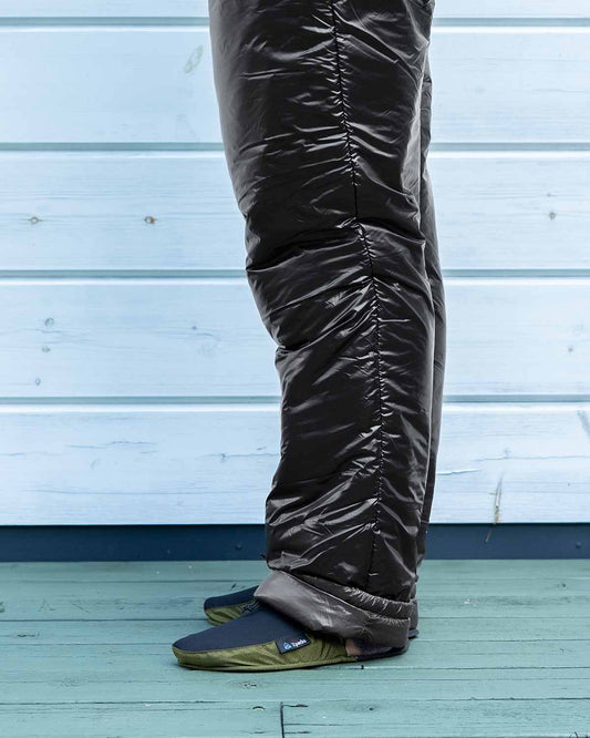Enlightened Equipment Torrid Pants｜横向きの着用イメージと裾口のディテール