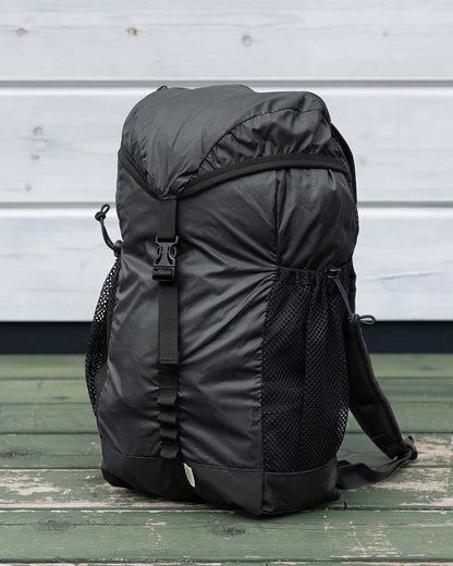 Equinox Parula Ultralite Daypack｜Black｜軽量17Lデイパック 正面画像