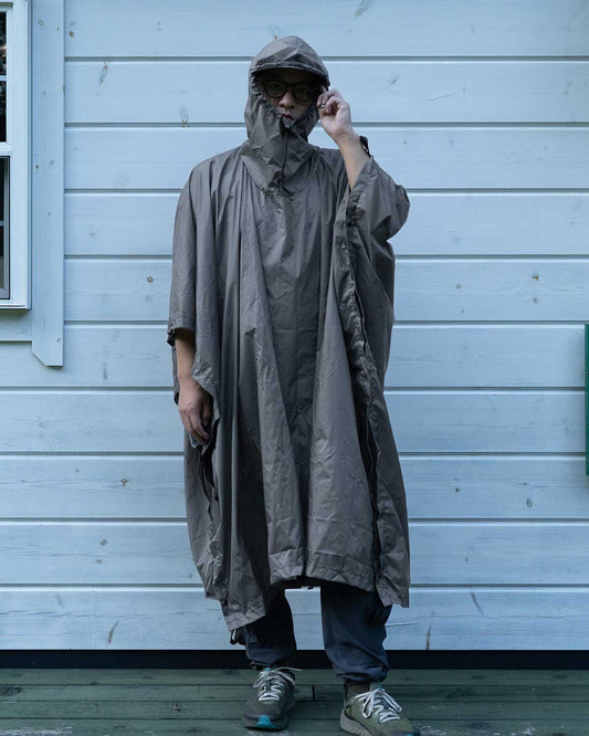 Equinox Ultralite Poncho Shelter｜ポンチョ使用イメージ（正面）