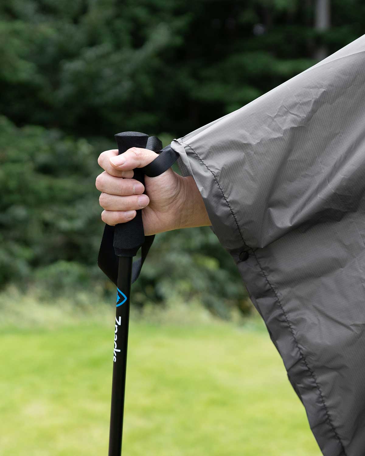 Equinox Ultralite Poncho Shelter｜詳細画像 袖のループ
