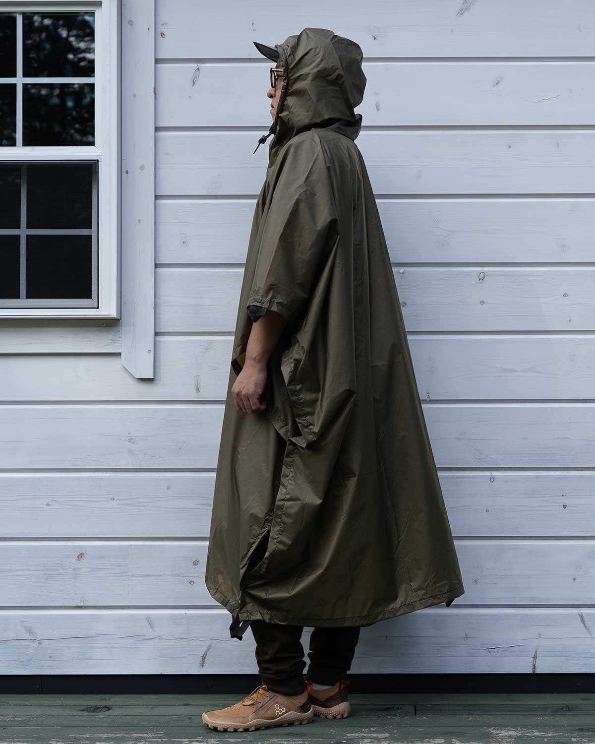Equinox Ultralite Poncho Shelter｜Olive Green｜ポンチョ使用イメージ（横から）