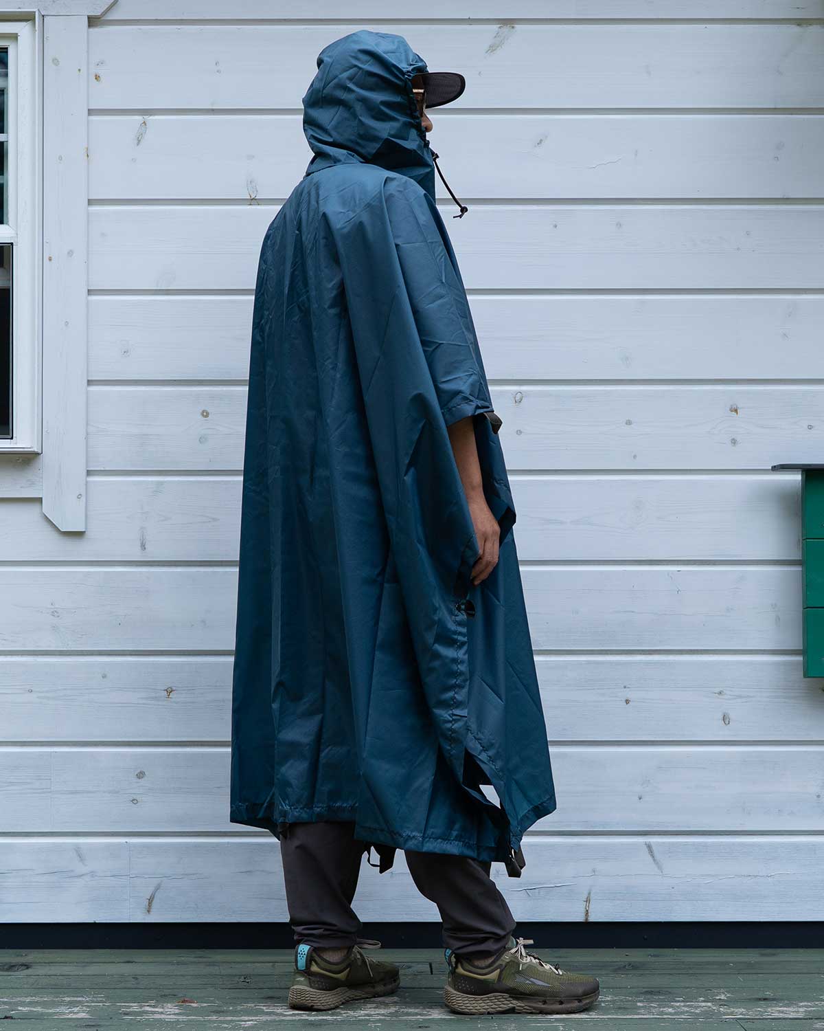 Equinox Ultralite Poncho Shelter｜Ridge Blue｜ポンチョ使用イメージ（横から）